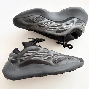 Yeezy 700 sneakers in Alvah